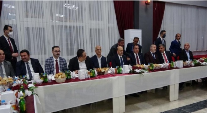 ‘Alnımız açık, başımız dik'