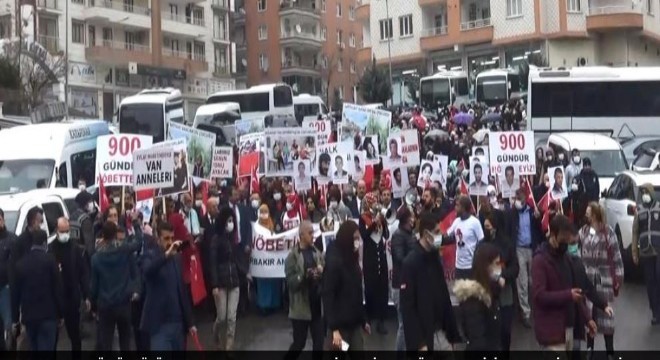 ‘Şehitler ölmez, vatan bölünmez'